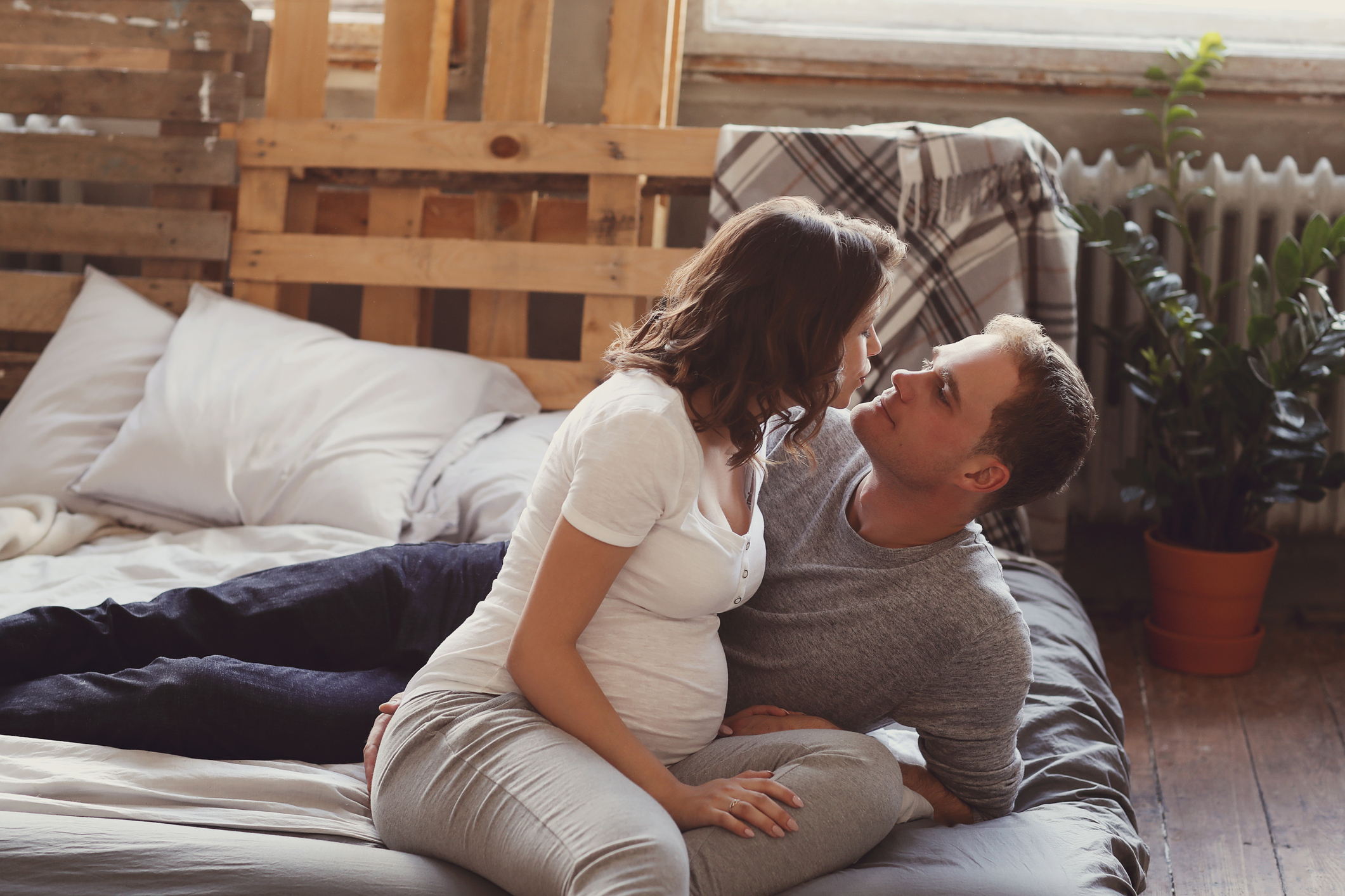 6-ways-to-make-your-pregnant-partner-feel-sexy-familyeducation